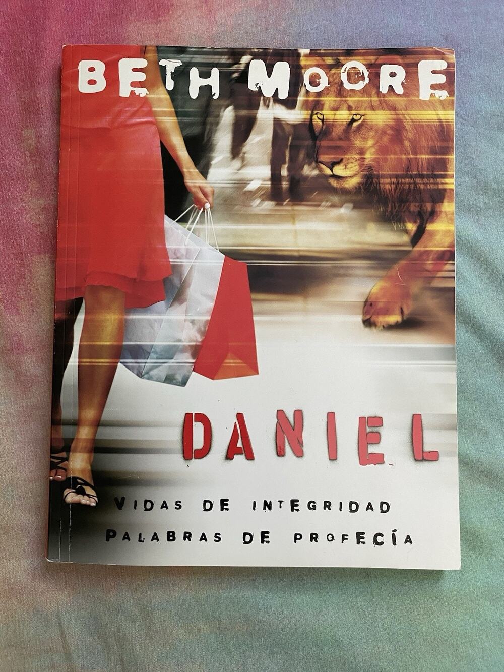 Daniel Lives of Integrity Words of Prophecy Beth Moore Workbook Spanish Espanol